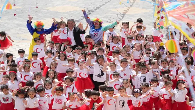 Çocuklarla uçurtma uçurdu, pasta kesti: Başkan Tutdere 23 Nisan’da sahadaydı