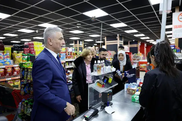Ticaret Bakanı Ömer Bolat, market alışverişi yaparak tüketim boykotuna tepki gösterdi