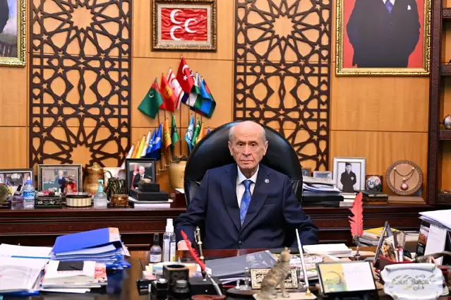 MHP lideri Bahçeli kuliste Tuncer Bakırhan ve Tülay Hatimoğulları ile tokalaştı, tebrik etti