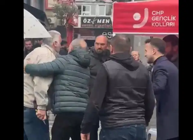 Trabzon'da CHP'nin standına bıçaklı saldırı
