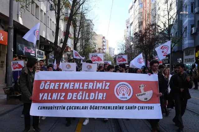 Eskişehir’de lise öğrencilerinden öğretmenlerine destek yürüyüşü