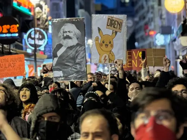 İzmir’de öğrencilerden protesto yürüyüşü: Bu ülkenin gençliği, biat etmeyecek