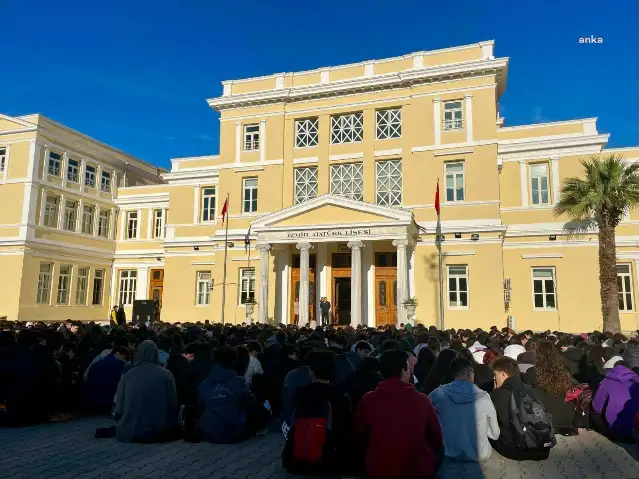 İzmir'de lise öğrencileri, proje okul atamalarını protesto etti, veliler de destek verdi