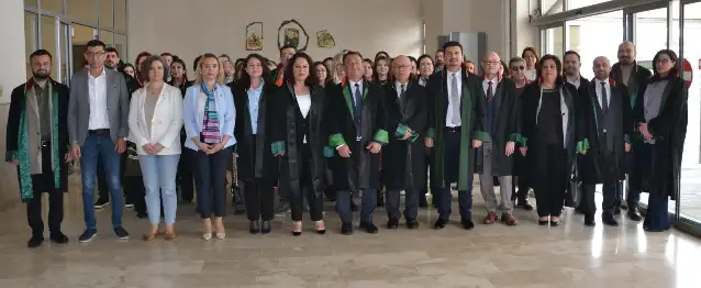 Manisa’daki savunma avukatları günlerini 48 saat gecikmeli kutladı