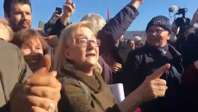Mücella Yapıcı'dan Yılmaz Tunç'a "çıplak arama" yanıtı: Size kazandığım çıplak arama dava dosyasını göndereyim