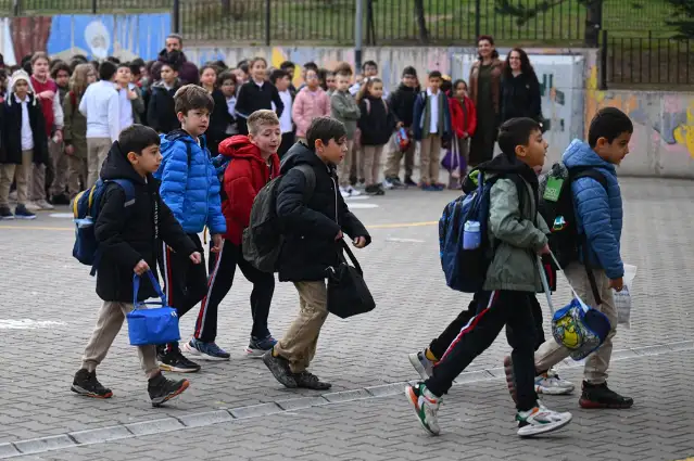 Düzce’de Lisede kız çocuklar için kurallar: Serviste şoför yanına oturamayacak, gerekirse ayakta gidecek