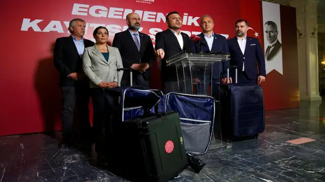 Özgür Çelik'ten 'bavul' açıklaması: Bu valizlerin içerisinde gördüğünüz gibi sinyal kesiciler var