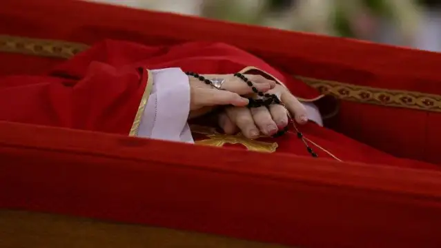 Papa’nın naaşı, Aziz Petrus Bazikilikası'na taşınarak halkın ziyaretine açılacak