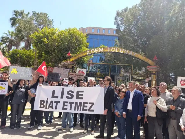 Antalya'da lise öğrencilerden protesto