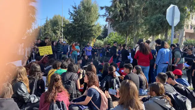 Mersin'de liseliler eylem yaptı: Gençlik boyun eğmez
