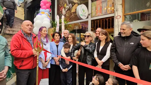 “Eniyisi” doğal ürünler mağazasının açılışı, Borçka’da görkemli bir katılımla gerçekleşti