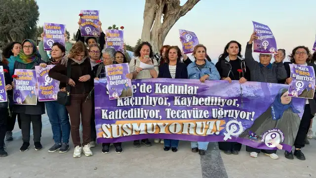 Mersinli kadınlar, Akdeniz’den Suriye’ye karanfil bıraktı