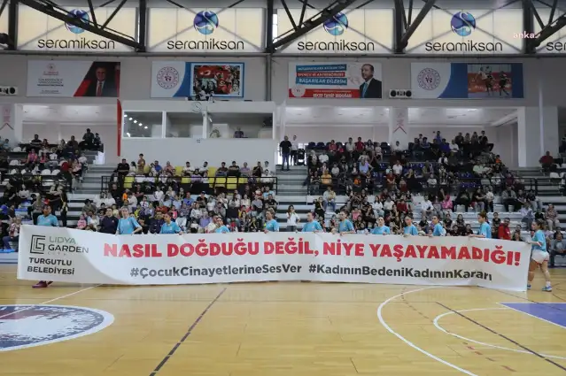 Turgutlu Belediyesi Kadın Basketbol Takımı, “Nasıl doğduğu değil, niye yaşayamadığı” pankartıyla sahaya çıktı