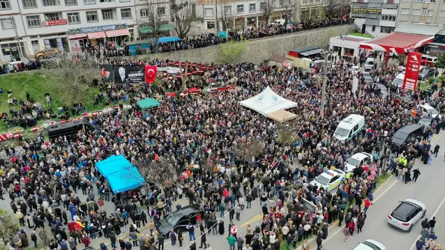 Sanatçı Volkan Konak memleketi Trabzon'da son yolculuğuna uğurlandı