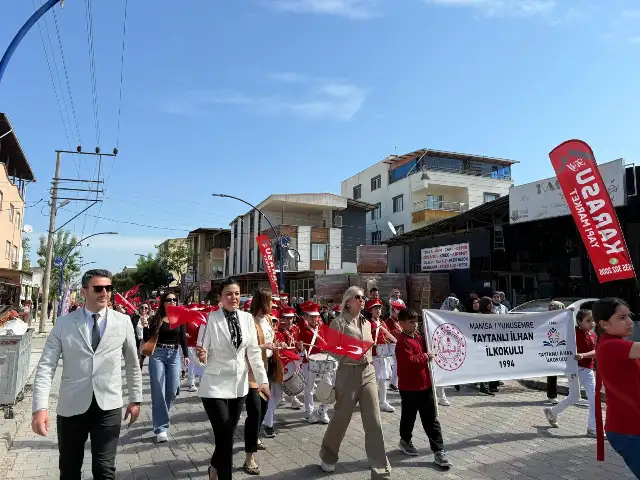 Manisalı öğrencilerden mahalleliye bayram jesti