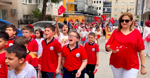 Alkışlar onlara: Çocuklar Manisa’da milli bayramlarına böyle sahip çıktı