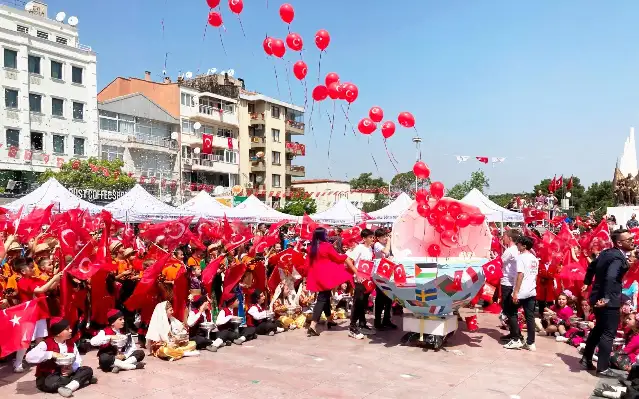 Manisa’da öğrenciler bunaltıcı sıcağa rağmen bayramlarını coşkuyla yaşadı