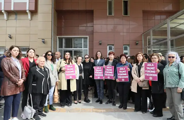 Manisa’da işyerinde çalışan bir kişi tarafından çocuğunun gözleri önünde darp edilen H.S’ye büyük destek