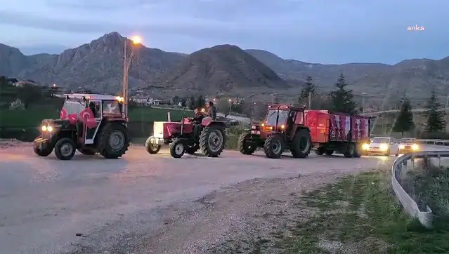 Yozgat çiftçisi, İmamoğlu’na destek için traktörleriyle sokağa çıktı