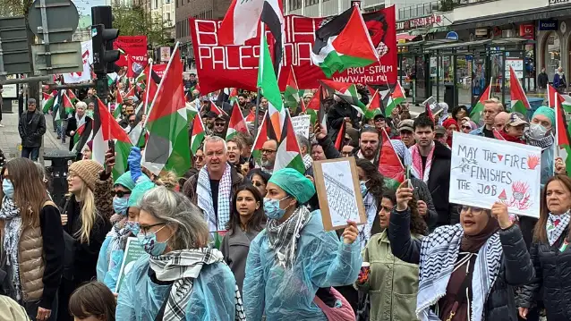 İsveç'te 1 Mayıs gösterilerinde yüzlerce kişi İsrail'in Gazze saldırılarını protesto etti