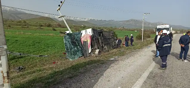 Van'da yolcu otobüsünün devrildiği kazada 28 kişi yaralandı