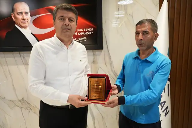 Adıyaman Belediyesi personelinden “İnsanlık ölmedi” dedirten davranış: bulduğu cüzdanı sahibine teslim etti