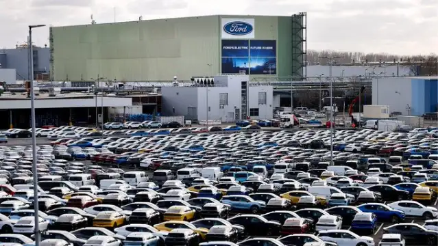 Almanya'nın Köln kentinde Ford fabrikası işçileri greve gitti