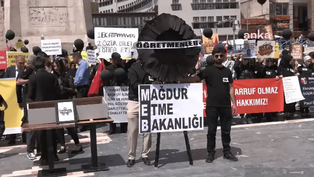 Atama isteyen öğretmenlerden "tabutlu" protesto