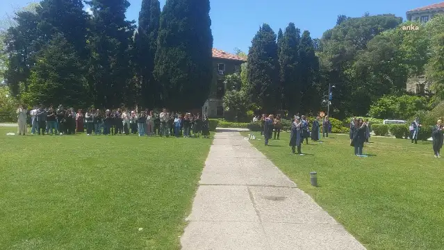 Boğaziçi Üniversitesi'nde akademisyenler ve öğrenciler gözaltına alınanlar için nöbet tuttu
