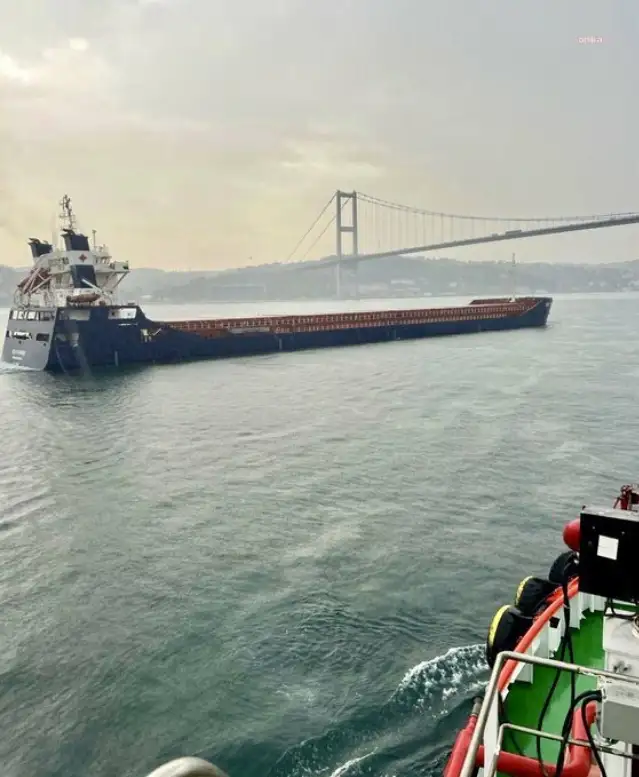 Boğazda dümen arızası yapan kuru yük gemisi kurtarıldı