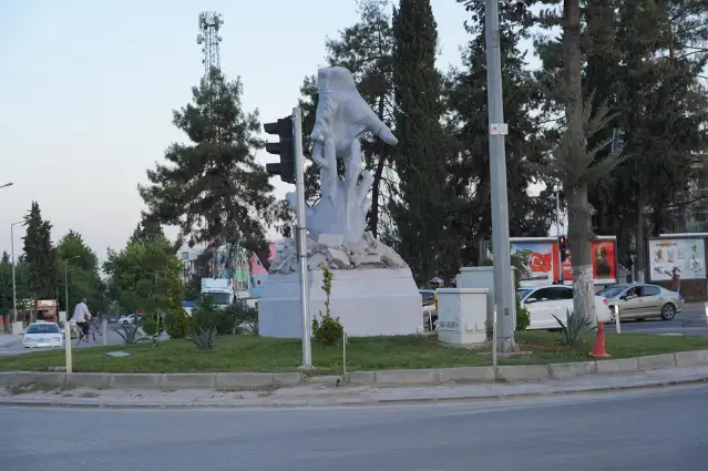 Adıyaman Belediyesi, 6 Şubat’taki yardımlaşmayı ‘Dayanışma Eli Anıtı’ ile ölümsüzleştirdi