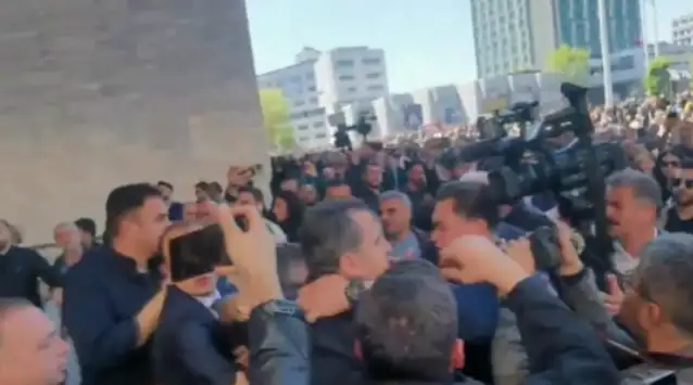 Özgür Özel’e Sırrı Süreyya Önder’in cenazesinin ardından saldırı