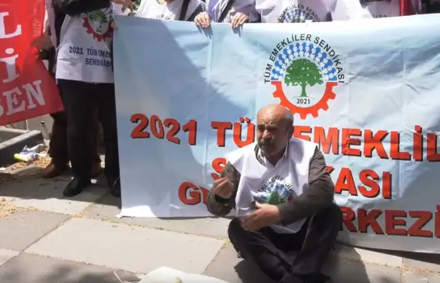 Emekliler, TÜİK önünde enflasyon verilerini protesto etti