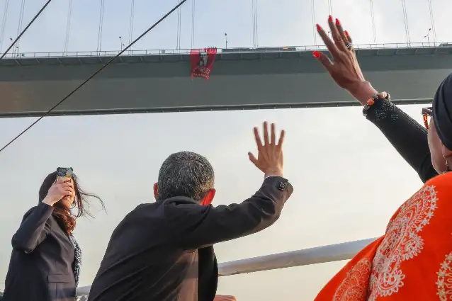 Özgür Özel, Boğaz Köprüsü’nden geçerken köprüye “İmamoğlu’na özgürlük” pankartı asıldı