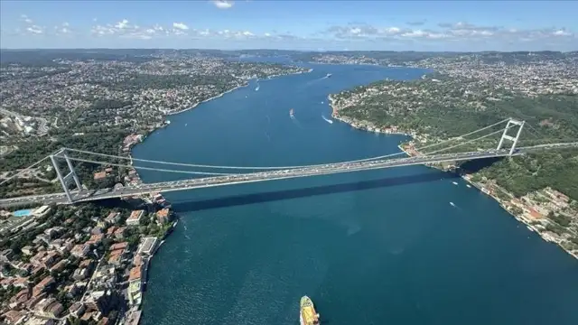 İstanbul Boğazı’nda gemi trafiği askıya alındı