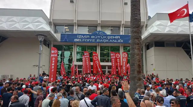 İzmir'de Büyükşehir’e grev kararı asıldı