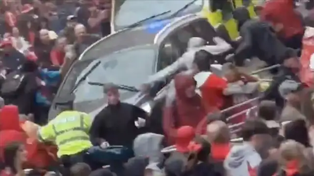 Liverpol'da şampiyonluk kutlamaları sırasında bir araç kalabalığın arasına daldı