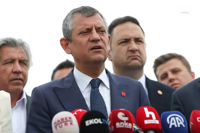Ertelenen 'kurultay davası' sonrası Özgür Özel'den Adnan Yücel şiiri: “Yine doğumdayız işte, yine sevinçteyiz”