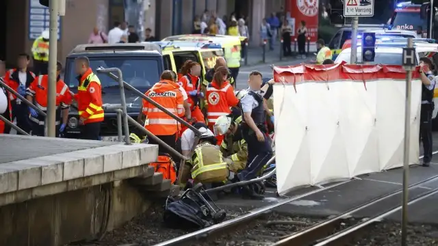 Almanya'nın Stuttgart kentinde bir araç kalabalığa daldı, 1 kişi öldü 8 yaralı