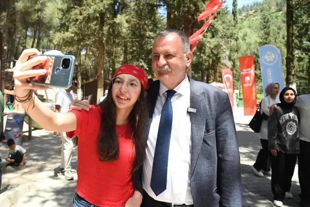CHP'li Yunusemre Belediye Başkanı Balaban'dan gençlere unutulmaz bayram coşkusu