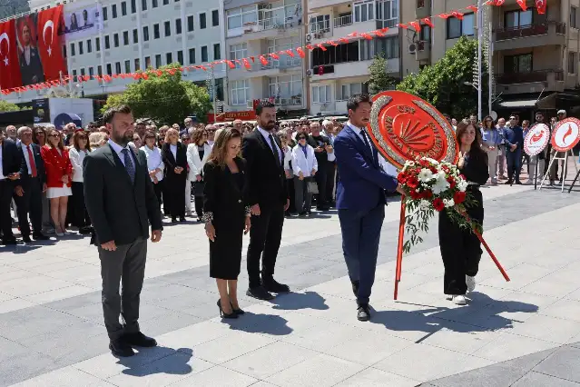 CHP Manisa Örgütü Cumhuriyet Meydanı'nda gençler için buluştu