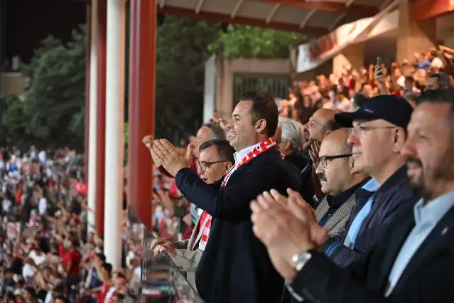Başkan Ahmet Akın tribünde takımıyla tek yürek oldu