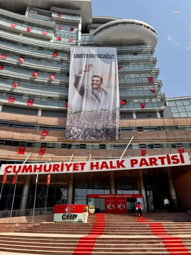 CHP Genel Merkezi binasına Ferdi Zeyrek’in fotoğrafı asıldı