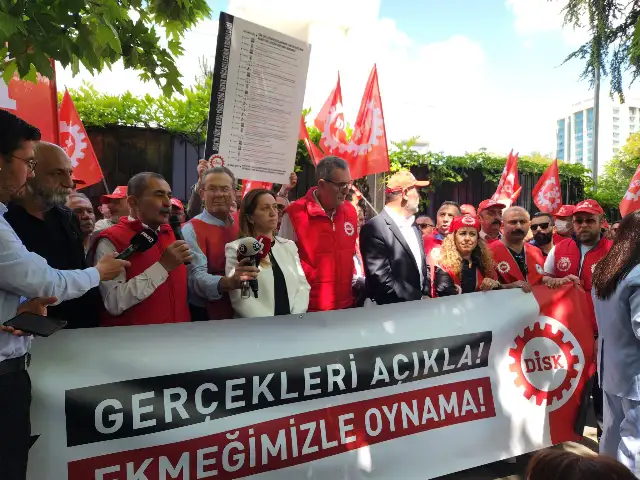 DİSK, TÜİK önünde basın açıklaması yaptı: Gerçekleri açıkla ekmeğimizle oynama