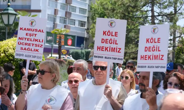 Eskişehir'de sağlık emekçileri maaş bordrolarını yaktı