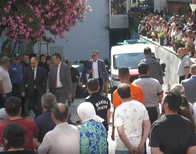 Ferdi Zeyrek'in naaşı CHP Genel Başkanı Özgür Özel ve beraberindekilerce hastaneden alındı