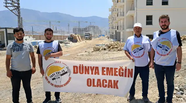 Hatay’da ücretlerini alamayan TOKİ işçileri çatıya çıktı