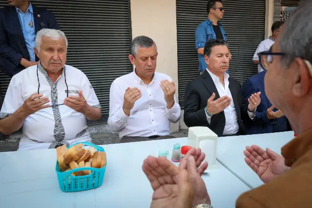CHP Genel Başkanı Özel, Manisa’nın ünlü kuru fasulye aşçısı Akgül’ün hayır yemeğine katıldı
