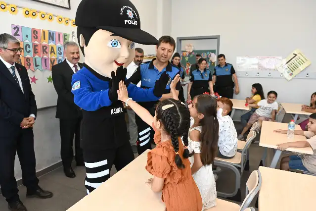 Manisalı öğrencileri tatile Emniyet Müdürü Aktaş ve Kanka Polis Maskotu uğurladı