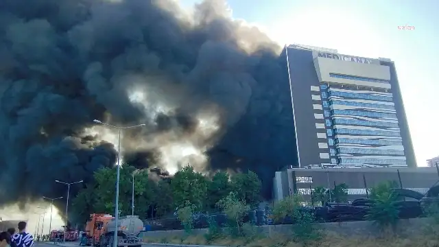 İzmir Konak'taki yangın büyüyor: Yangının çıktığı deponun bitişiğindeki hastaneden tahliyeler başladı
